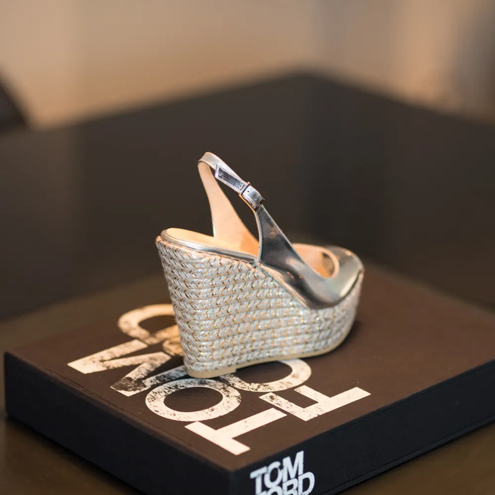 CUÑA ISABEL PIEL EFECTO ESPEJO PLATA 11CM