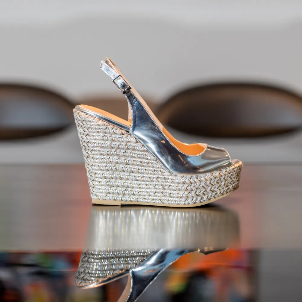 CUÑA ISABEL PIEL EFECTO ESPEJO PLATA 11CM