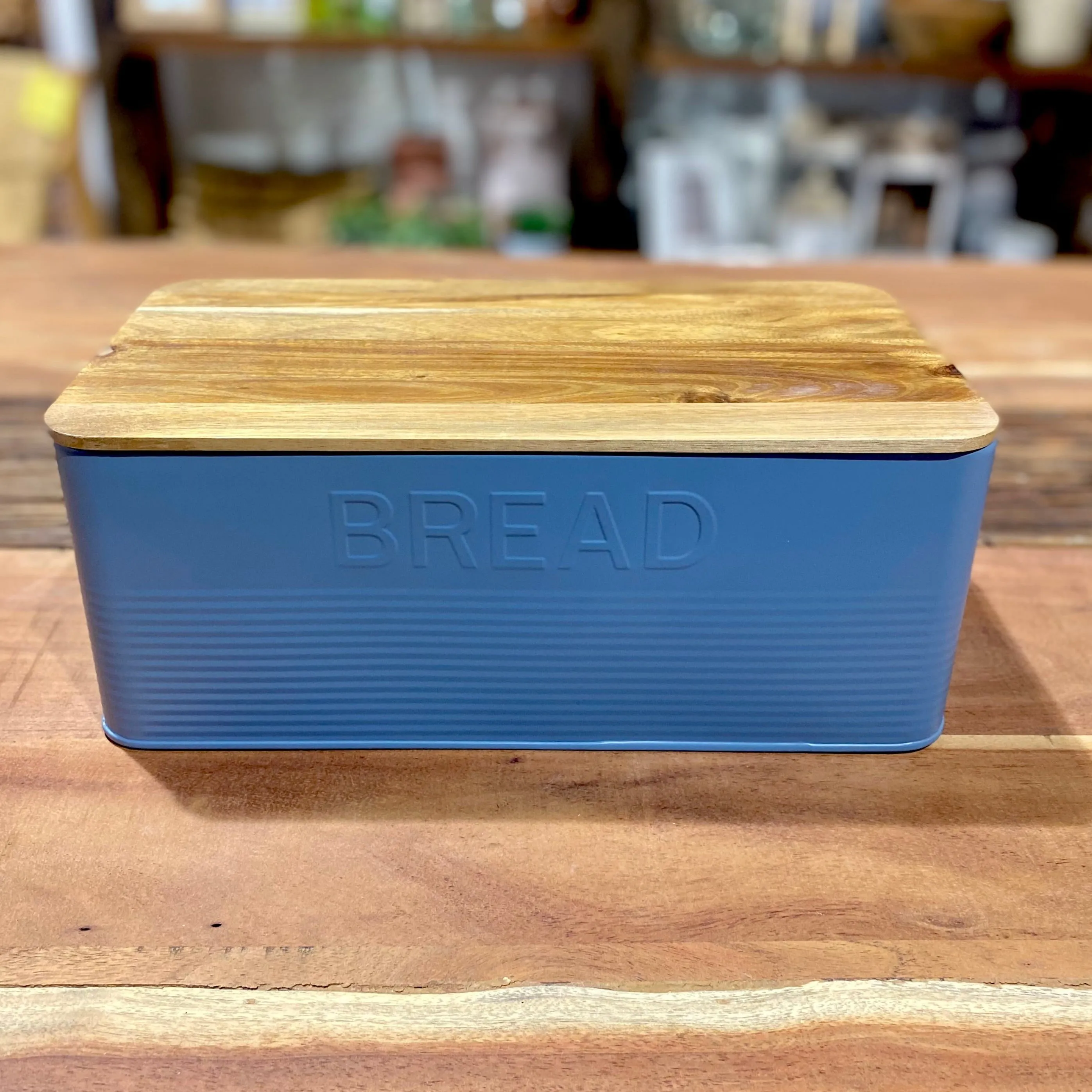 Panera de metal y madera de acacia.