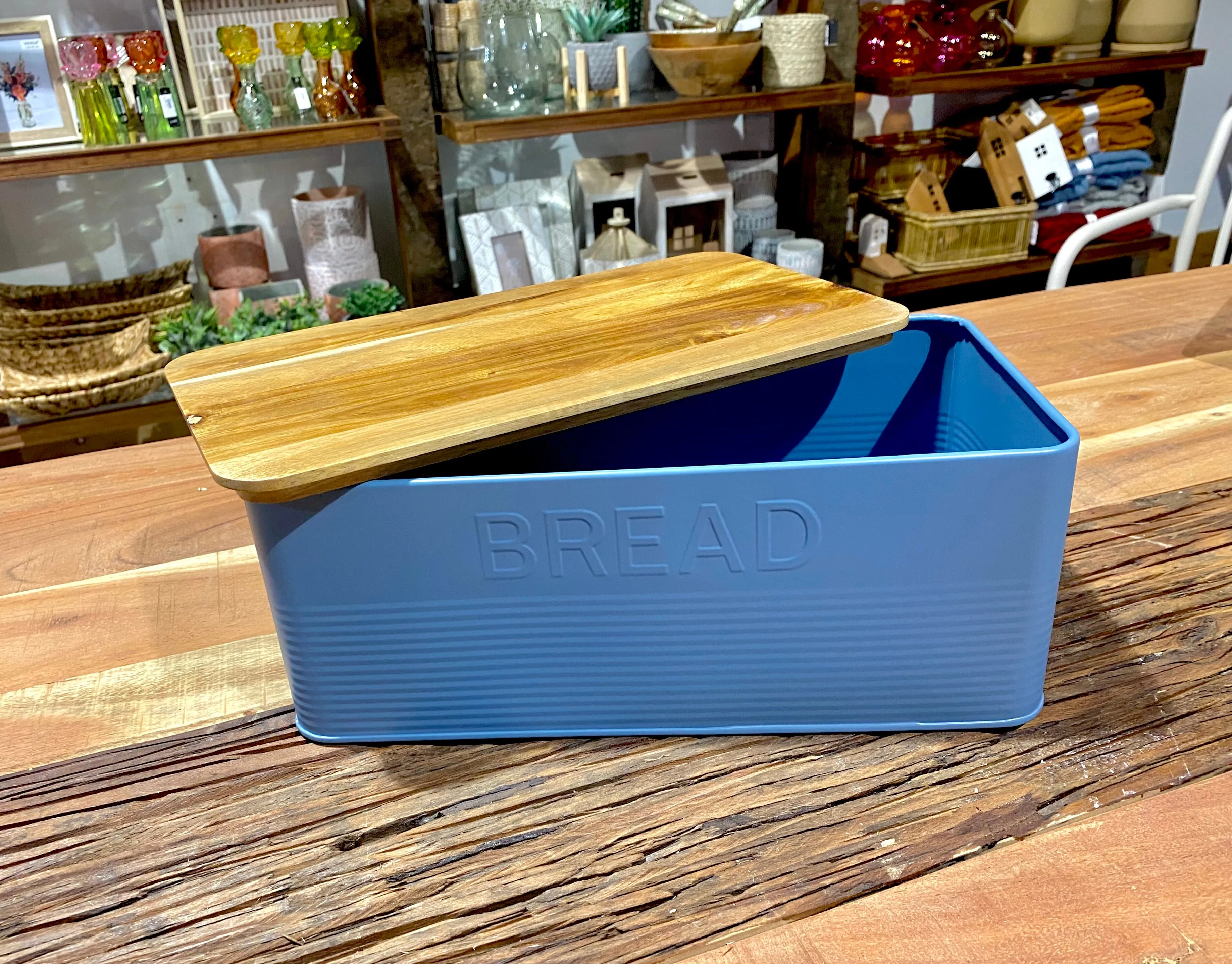 Panera de metal y madera de acacia.