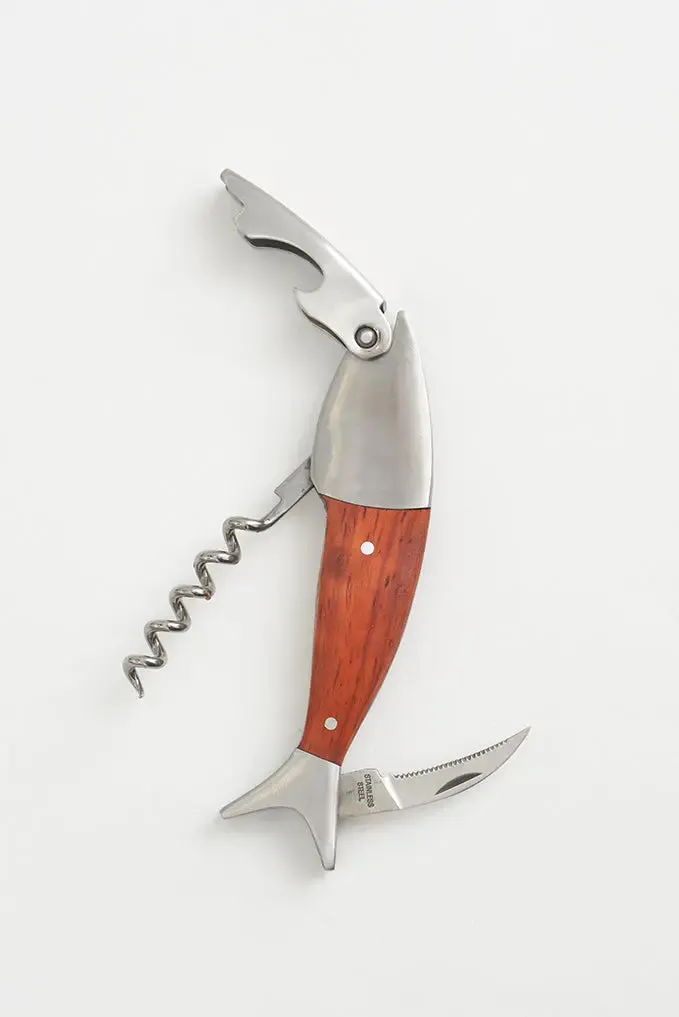 Sacacorchos, navaja y abrebotellas con forma de pez de madera y metal